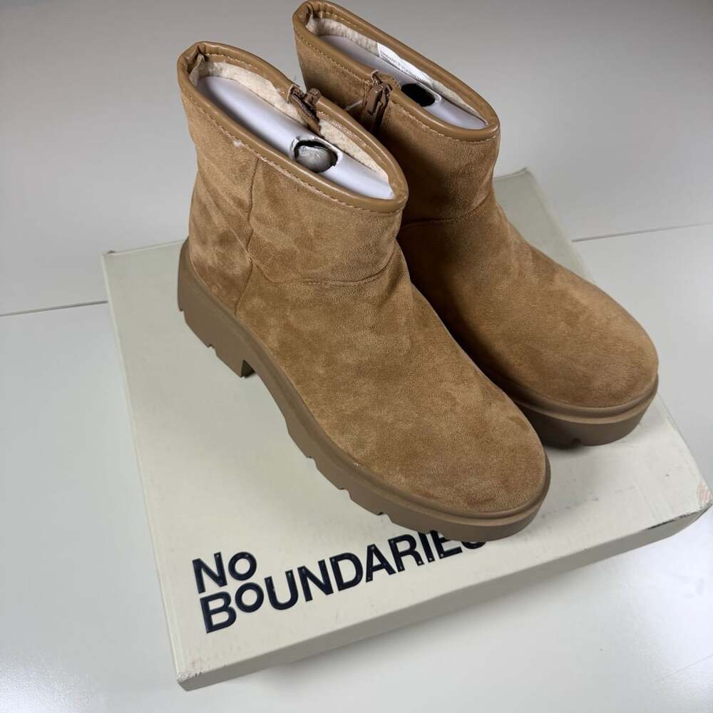 No Boundaries Women's Cozy Lug Sole Ankle Boots with Memory Foam Size 8